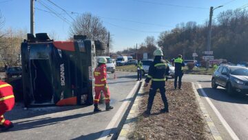 Vehicul greu care transporta asfalt, răsturnat, ieri, pe strada Traian Vuia