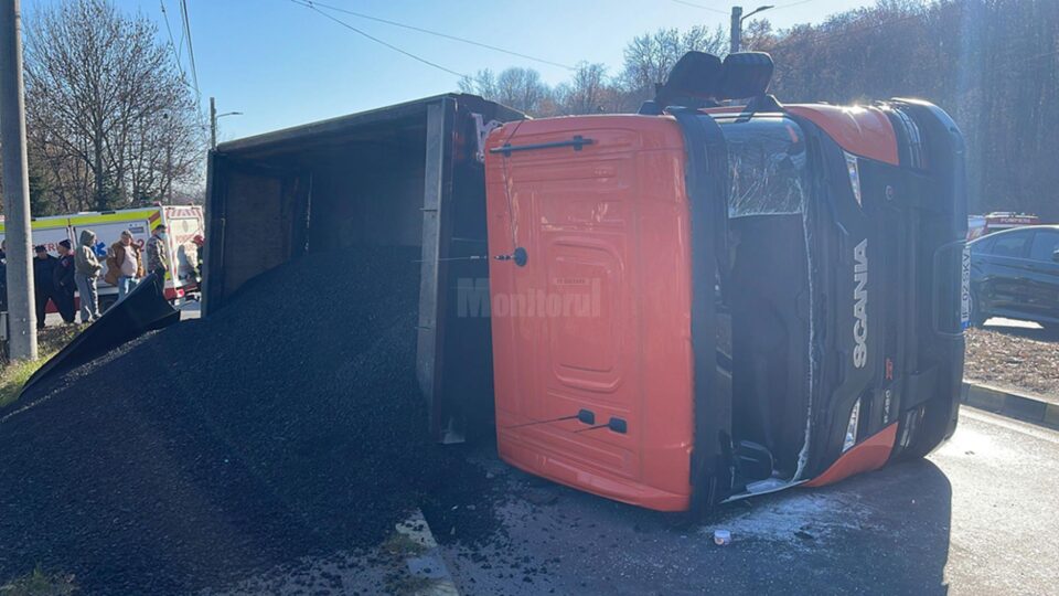 Vehicul greu care transporta asfalt, răsturnat, ieri, pe strada Traian Vuia
