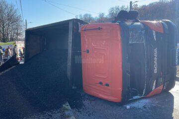 Vehicul greu care transporta asfalt, răsturnat, ieri, pe strada Traian Vuia