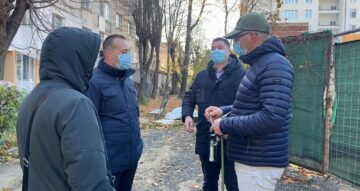 Adăpost ilegal de câini amenajat între blocuri, desființat de Primăria Suceava