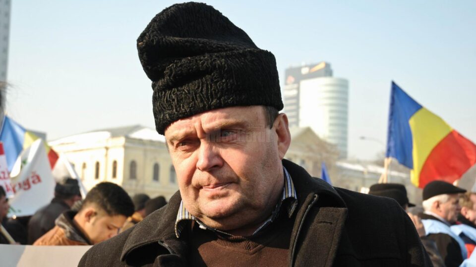 Traian Iliesi, primarul din Moldovița, la un protest în Capitală, organizat de cei care lucrează în industria lemnului Traian Iliesi, primarul din Moldovița, la un protest în Capitală, organizat de cei care lucrează în industria lemnului