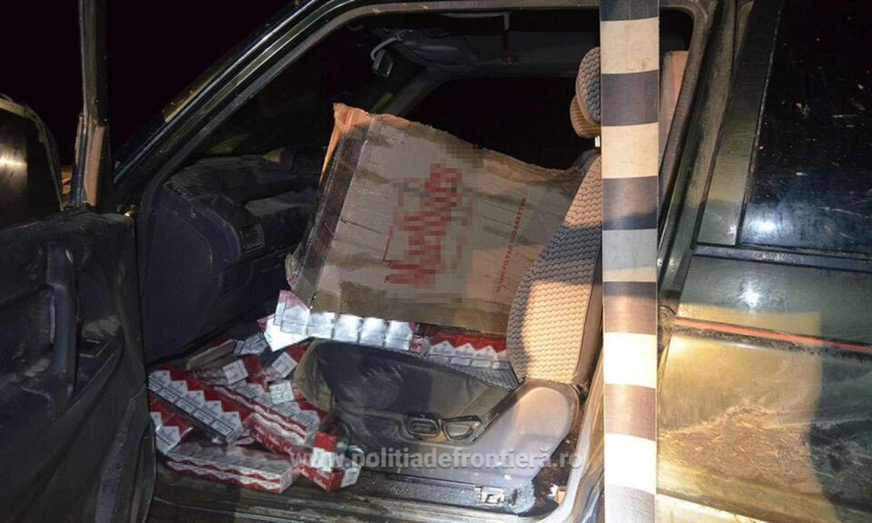 Țigări transportate ilegal peste graniță cu mașina și drona, capturate de polițiștii de frontieră