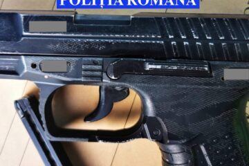 Armă gasită la percheziții