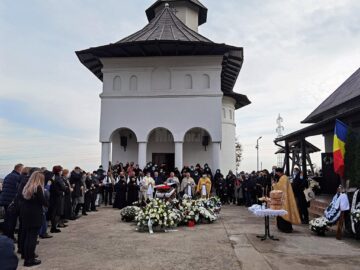 Carmen Veronica Steiciuc a fost condusă pe ultimul drum de sute de oameni îndurerați