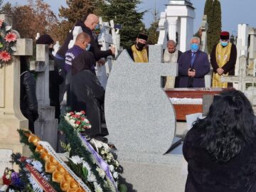 Carmen Veronica Steiciuc a fost condusă pe ultimul drum de sute de oameni îndurerați