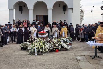 Carmen a plecat înconjurată de cei dragi, ritualurile de trecere fiind oficiate de un sobor de cinci preoți