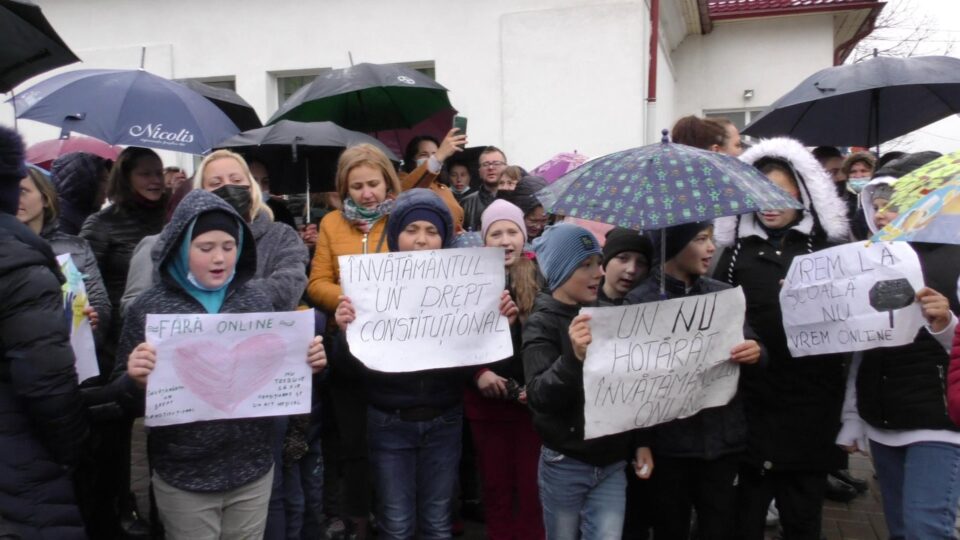 Protest la Marginea, pentru reluarea cursurilor în format fizic la Liceul Tehnologic „Vasile Gherasim”