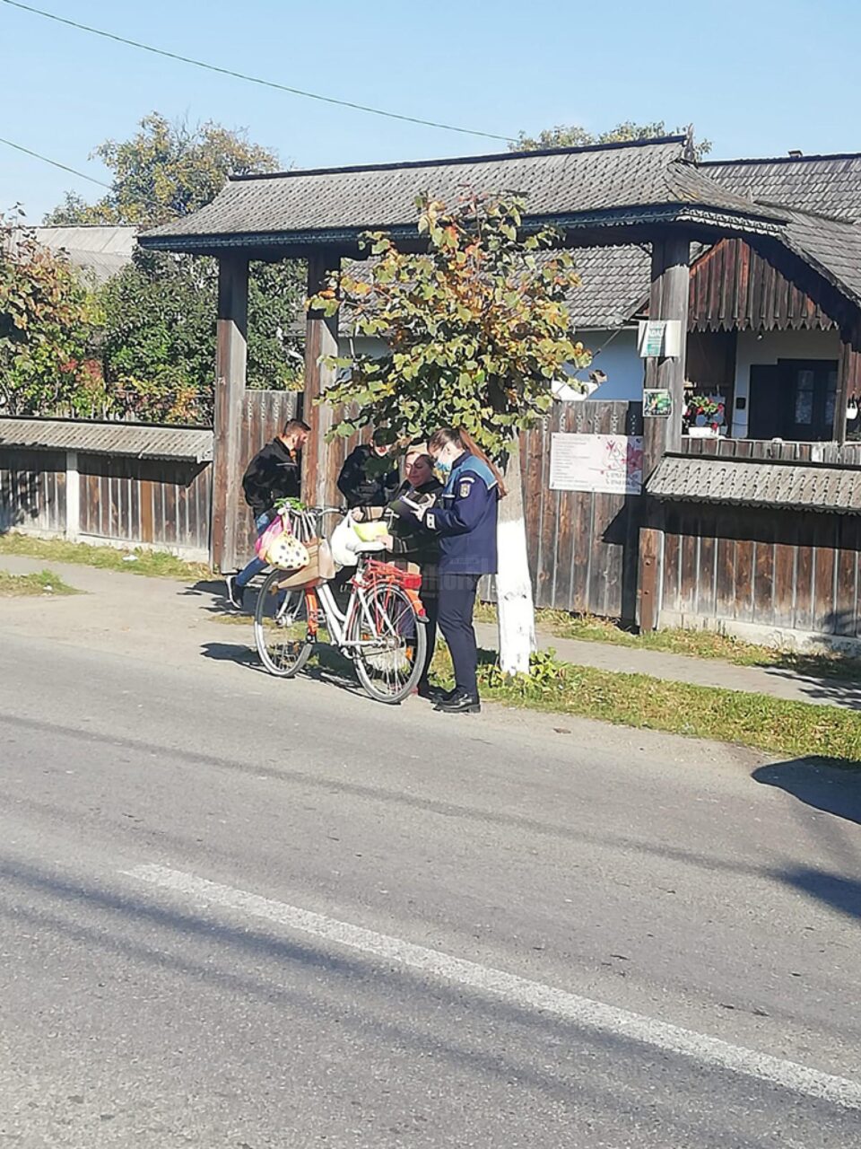 Peste 100 de veste reflectorizante, împărțite bicicliștilor din zona Vicovu de Sus