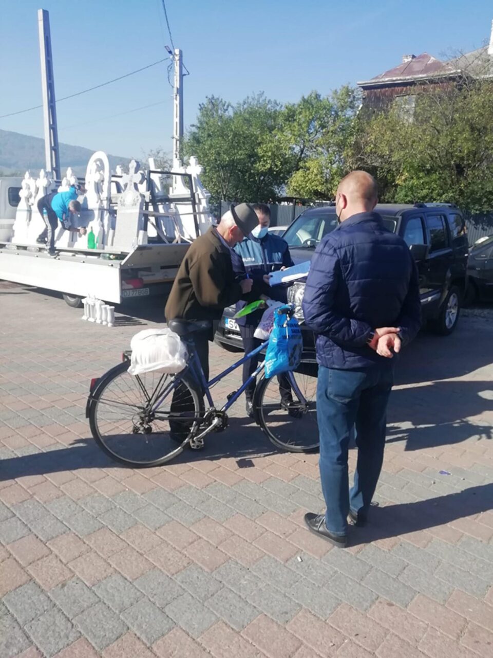 Peste 100 de veste reflectorizante, împărțite bicicliștilor din zona Vicovu de Sus