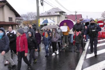 Protest la Marginea, pentru reluarea cursurilor în format fizic la Liceul Tehnologic „Vasile Gherasim”