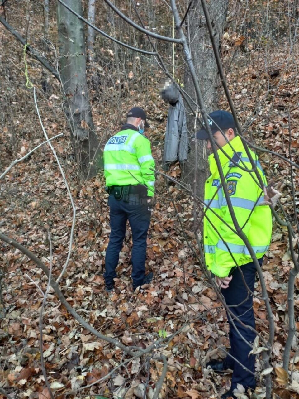 Bărbat mort de cel puțin 6 luni, găsit spânzurat în pădure, la marginea Sucevei FOTO comunascheia.ro Bărbat mort de cel puțin 6 luni, găsit spânzurat în pădure, la marginea Sucevei FOTO comunascheia.ro
