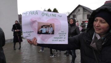 Elevi, profesori și părinți la protestul pentru reluarea cursurilor în format fizic la Liceul Tehnologic „Vasile Gherasim”