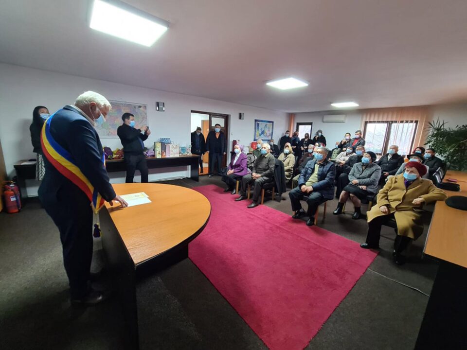 Premierea a avut loc în sala de ședințe a Primăriei Ipotești