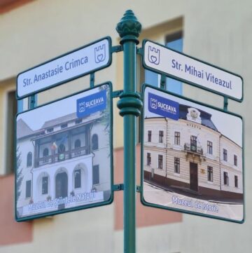 Stâlpi informativi cu denumirile străzilor și principalele obiective turistice din Suceava