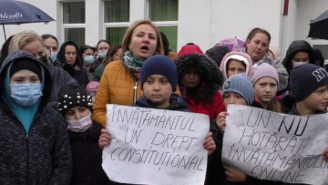 Elevi, profesori și părinți la protestul pentru reluarea cursurilor în format fizic la Liceul Tehnologic „Vasile Gherasim”