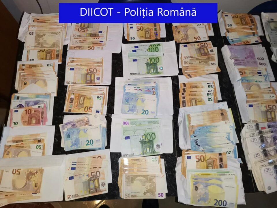 Valută ridicată la percheziții