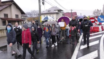 Elevi, profesori și părinți la protestul pentru reluarea cursurilor în format fizic la Liceul Tehnologic „Vasile Gherasim”