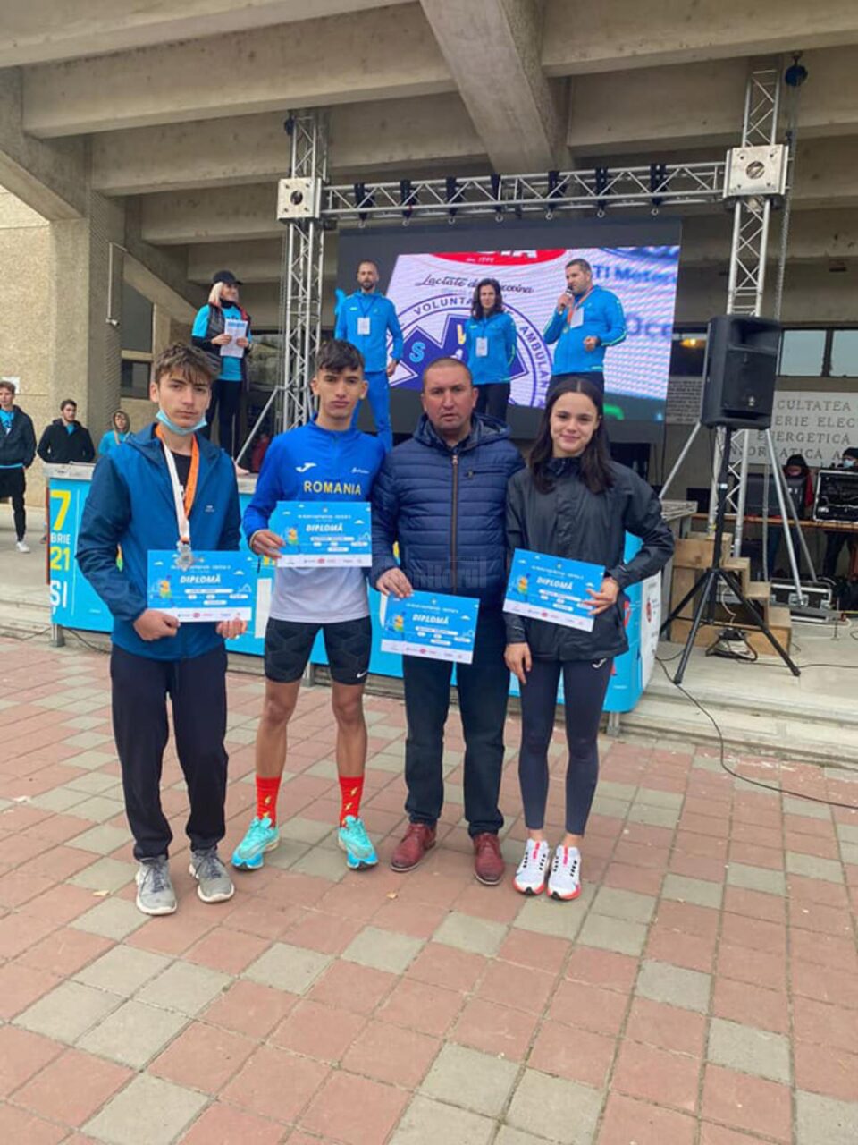 Atleții dorneni alături de antrenorul Cristian Prâsneac
