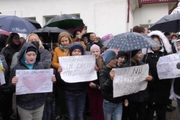 Elevi, profesori și părinți la protestul pentru reluarea cursurilor în format fizic la Liceul Tehnologic „Vasile Gherasim”