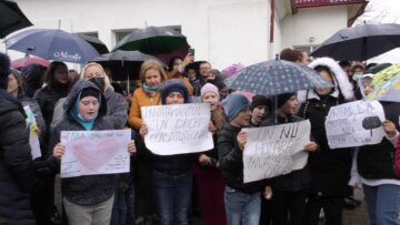 Elevi, profesori și părinți la protestul pentru reluarea cursurilor în format fizic la Liceul Tehnologic „Vasile Gherasim”