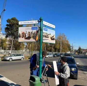 Stâlpi informativi cu denumirile străzilor și principalele obiective turistice din Suceava