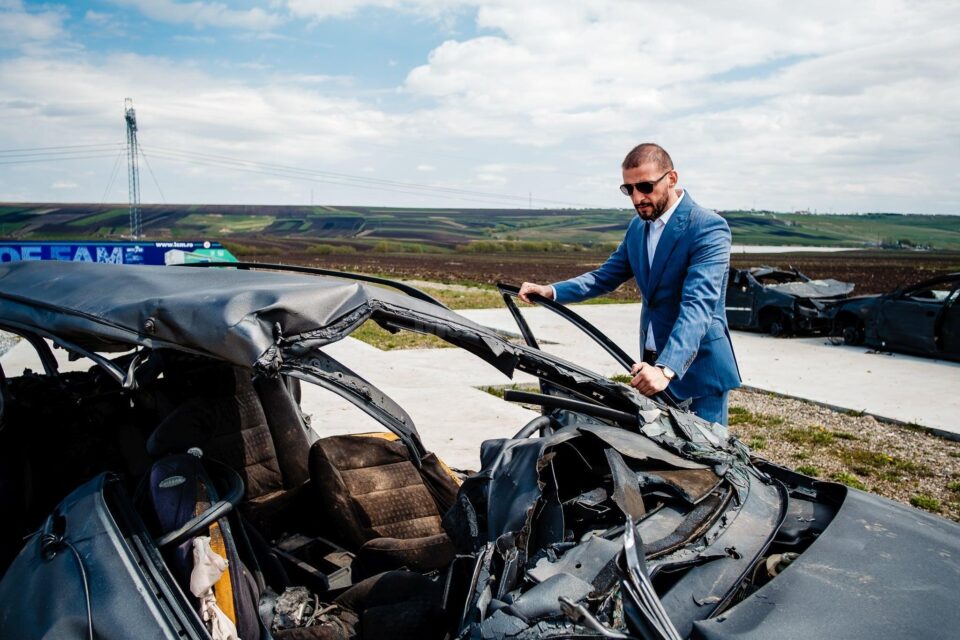 Ștefan Mandachi alături de mașina în care au murit cinci copii - caz prezentat în filmul disponibil pe Netflix