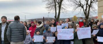 Elevii de la Școala ,,Dr. Simion și Metzia Hîj” Volovăț au protestat pentru că nu vor învățământ online