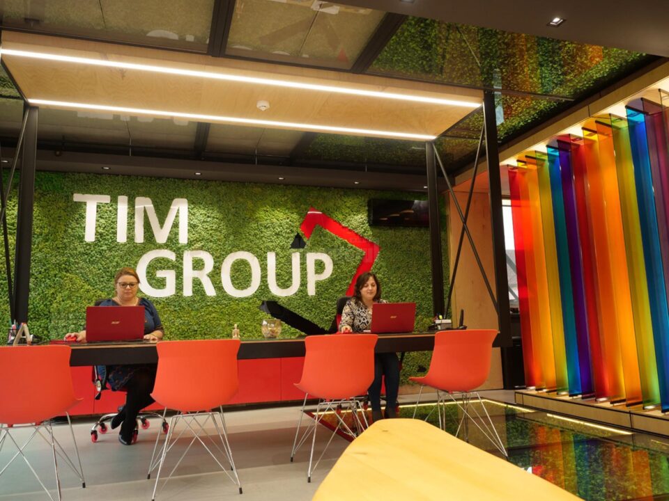 Angajații Tim Group își așteaptă clienții în noul și modernul showroom deschis de curând