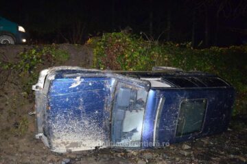Un șofer care transporta mii de pachete de țigări de contrabandă s-a răsturnat cu mașina într-un pârâu