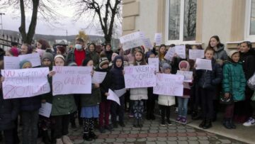 Elevii de la Școala ,,Dr. Simion și Metzia Hîj” Volovăț au protestat pentru că nu vor învățământ online