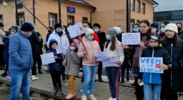 Elevii de la Școala ,,Dr. Simion și Metzia Hîj” Volovăț au protestat pentru că nu vor învățământ online