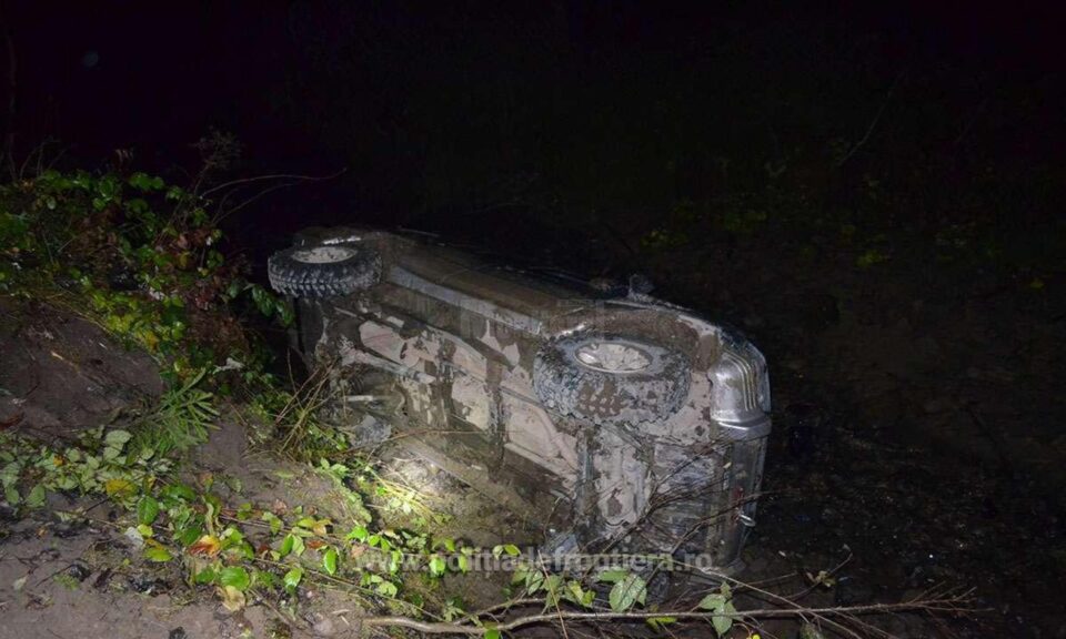 Un șofer care transporta mii de pachete de țigări de contrabandă s-a răsturnat cu mașina într-un pârâu