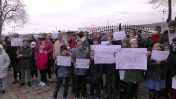 Elevii de la Școala ,,Dr. Simion și Metzia Hîj” Volovăț au protestat pentru că nu vor învățământ online