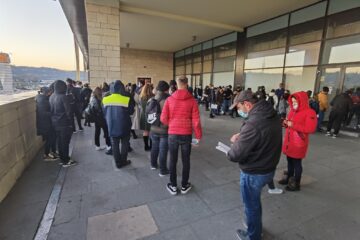 Sute de persoane la coadă la Permise și Înmatriculări Auto, în singura zi de audiență