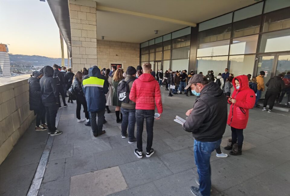 Sute de persoane la coadă la Permise și Înmatriculări Auto, în singura zi de audiență