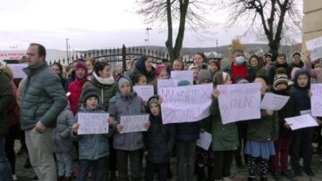 Elevii de la Școala ,,Dr. Simion și Metzia Hîj” Volovăț au protestat pentru că nu vor învățământ online
