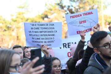 Marș de peste zece kilometri de la Bosanci la Suceava, împotriva învățământului online