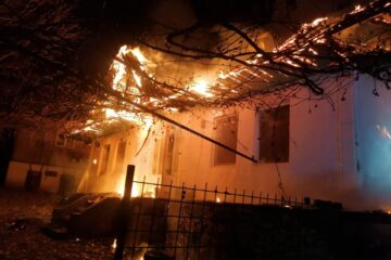 Focul a fost violent la nivelul acoperișului