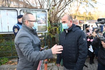 Prof. Nicolae Ciprian Anton, inspector școlar general adjunct, și Neculai Miron, primarul comunei Bosanci