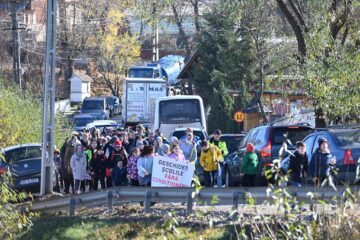 Marș de peste zece kilometri de la Bosanci la Suceava, împotriva învățământului online