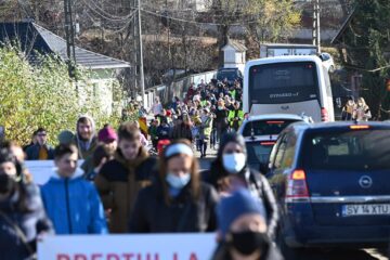 Marș de peste zece kilometri de la Bosanci la Suceava, împotriva învățământului online
