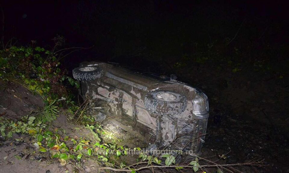 Un șofer care transporta mii de pachete de țigări de contrabandă s-a răsturnat cu mașina într-un pârâu
