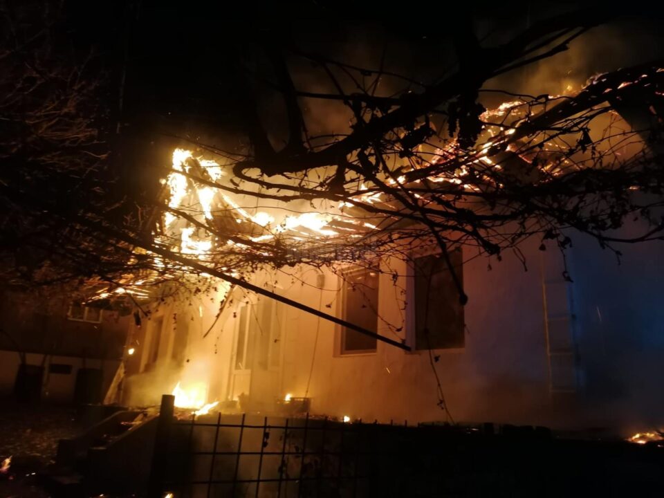 Focul a fost violent la nivelul acoperișului