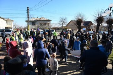 Marș de peste zece kilometri de la Bosanci la Suceava, împotriva învățământului online