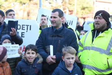 Marș de peste zece kilometri de la Bosanci la Suceava, împotriva învățământului online