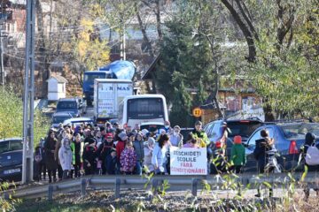 Marș de peste zece kilometri de la Bosanci la Suceava, împotriva învățământului online