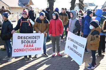 Marș de peste zece kilometri de la Bosanci la Suceava, împotriva învățământului online