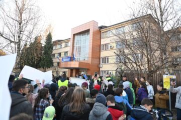 Marș de peste zece kilometri de la Bosanci la Suceava, împotriva învățământului online