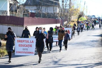 Marș de peste zece kilometri de la Bosanci la Suceava, împotriva învățământului online