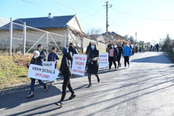 Marș de peste zece kilometri de la Bosanci la Suceava, împotriva învățământului online
